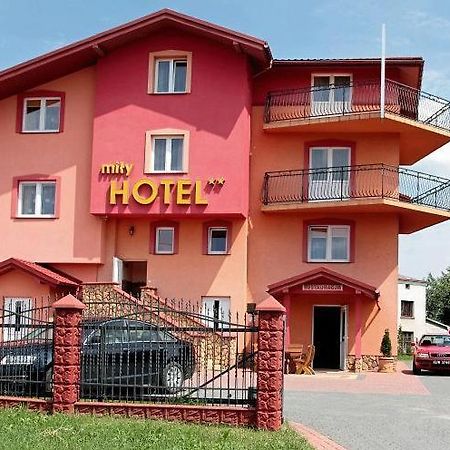 Hotel Mily Кросно Экстерьер фото
