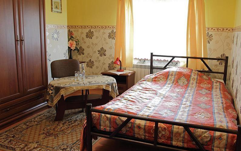 Hotel Mily Кросно Экстерьер фото
