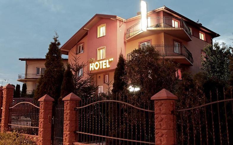 Hotel Mily Кросно Экстерьер фото